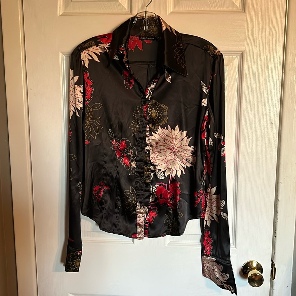 Seduction, cuffed long sleeves blouse, funky/soft, awesome with jeans/skirt 🌺❤️